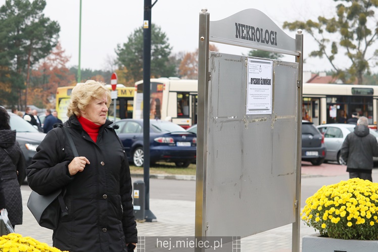 Spokojna uroczystość Wszystkich Świętych w Mielcu. Na cmentarzach tłumy, na drogach korki