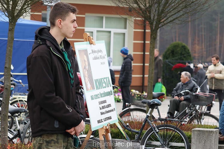 Spokojna uroczystość Wszystkich Świętych w Mielcu. Na cmentarzach tłumy, na drogach korki