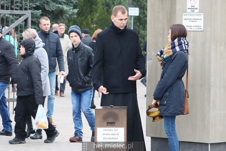 Spokojna uroczystość Wszystkich Świętych w Mielcu. Na cmentarzach tłumy, na drogach korki
