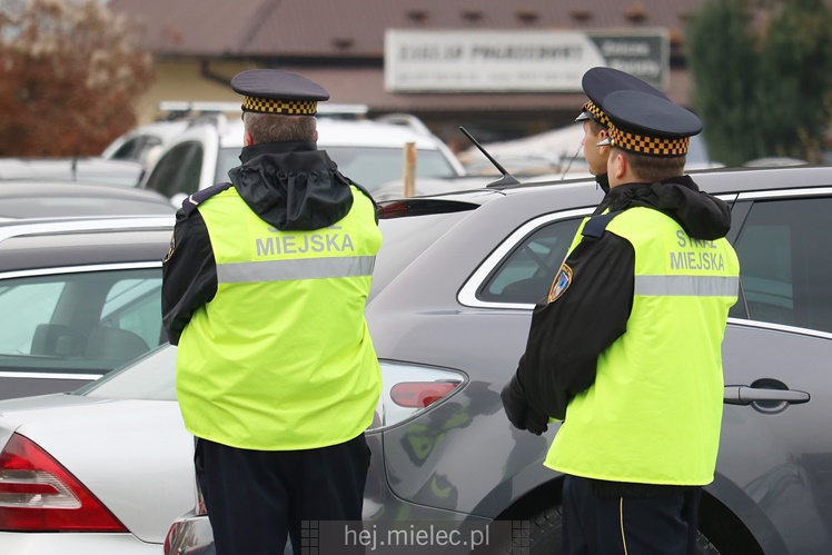 Spokojna uroczystość Wszystkich Świętych w Mielcu. Na cmentarzach tłumy, na drogach korki