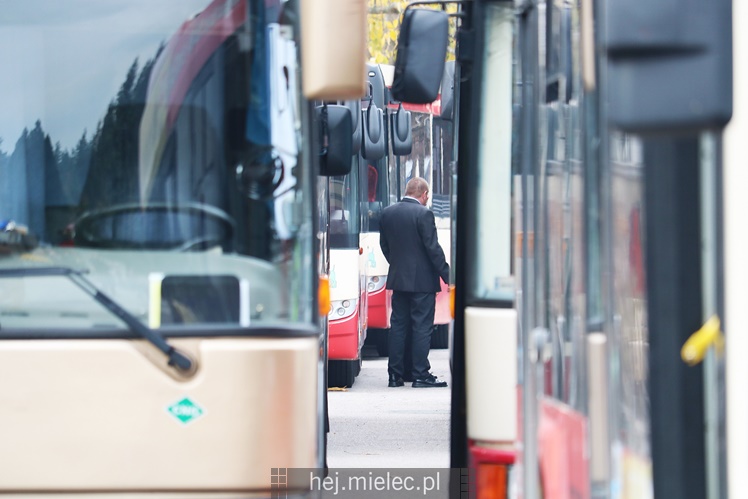 Spokojna uroczystość Wszystkich Świętych w Mielcu. Na cmentarzach tłumy, na drogach korki