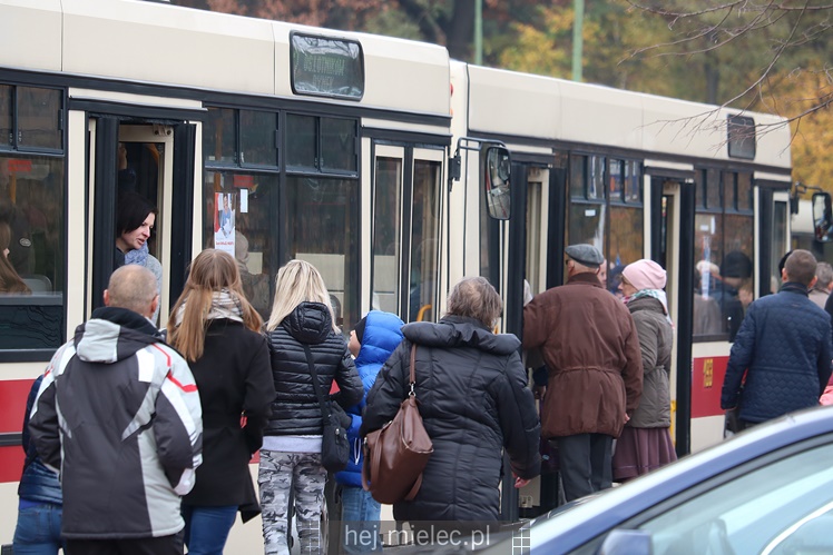 Spokojna uroczystość Wszystkich Świętych w Mielcu. Na cmentarzach tłumy, na drogach korki