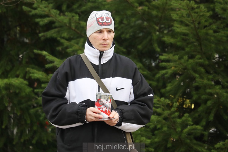 Spokojna uroczystość Wszystkich Świętych w Mielcu. Na cmentarzach tłumy, na drogach korki