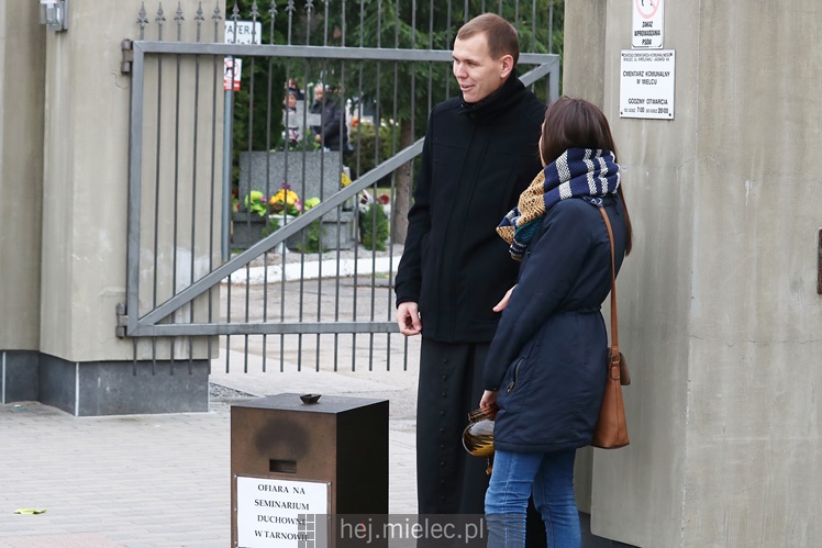 Spokojna uroczystość Wszystkich Świętych w Mielcu. Na cmentarzach tłumy, na drogach korki