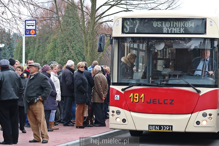 Spokojna uroczystość Wszystkich Świętych w Mielcu. Na cmentarzach tłumy, na drogach korki