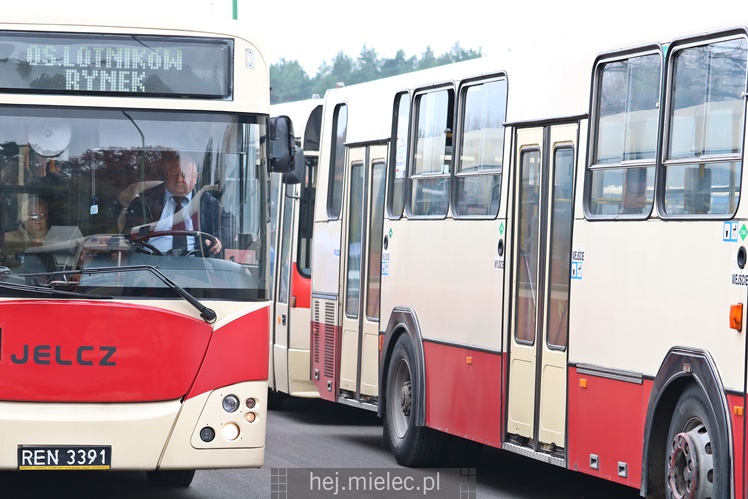 Spokojna uroczystość Wszystkich Świętych w Mielcu. Na cmentarzach tłumy, na drogach korki