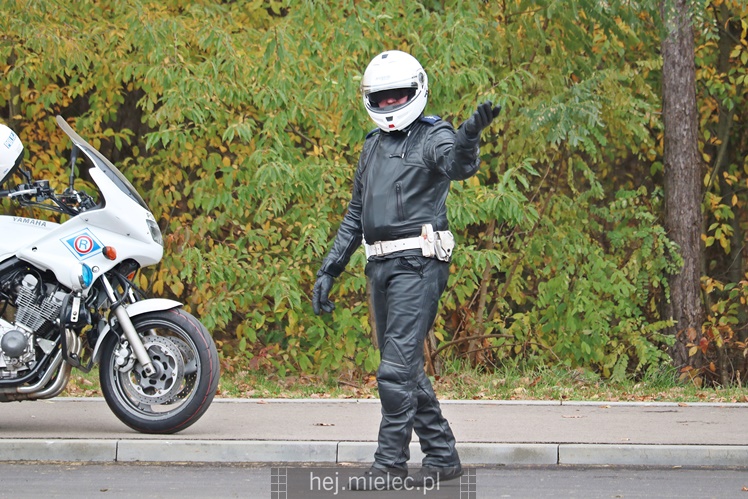 Spokojna uroczystość Wszystkich Świętych w Mielcu. Na cmentarzach tłumy, na drogach korki