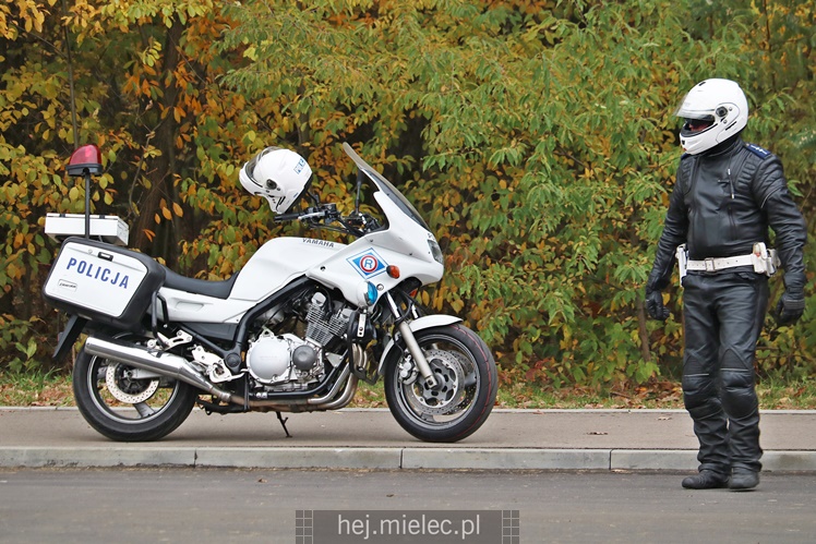 Spokojna uroczystość Wszystkich Świętych w Mielcu. Na cmentarzach tłumy, na drogach korki