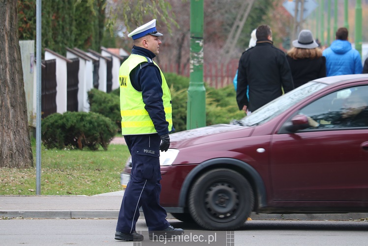 Spokojna uroczystość Wszystkich Świętych w Mielcu. Na cmentarzach tłumy, na drogach korki