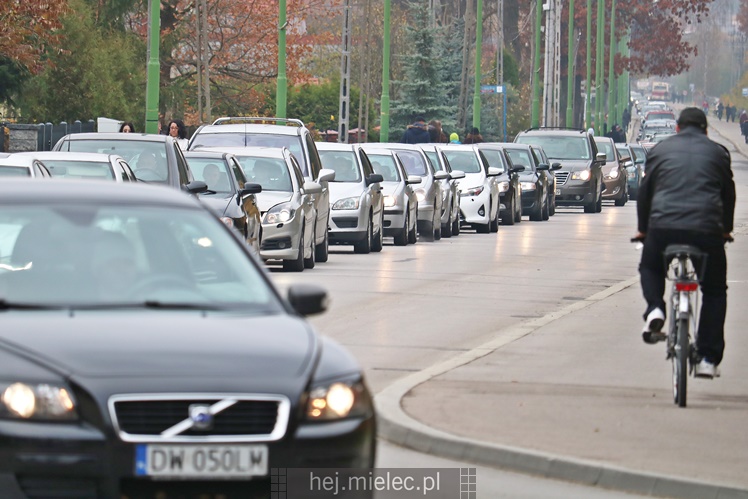 Spokojna uroczystość Wszystkich Świętych w Mielcu. Na cmentarzach tłumy, na drogach korki