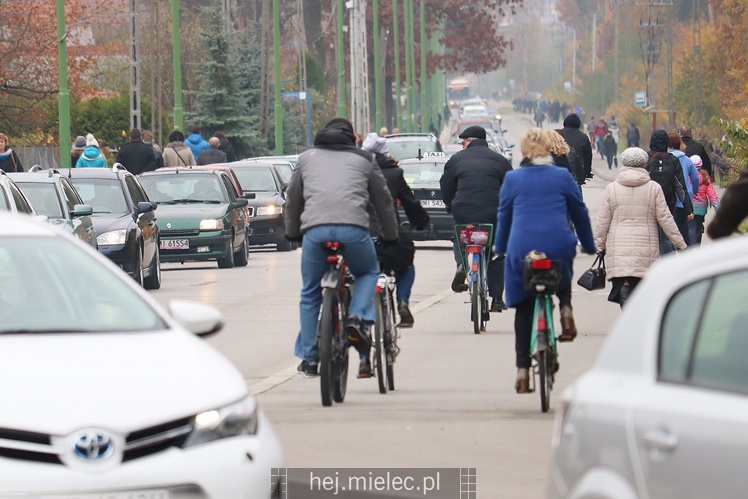 Spokojna uroczystość Wszystkich Świętych w Mielcu. Na cmentarzach tłumy, na drogach korki