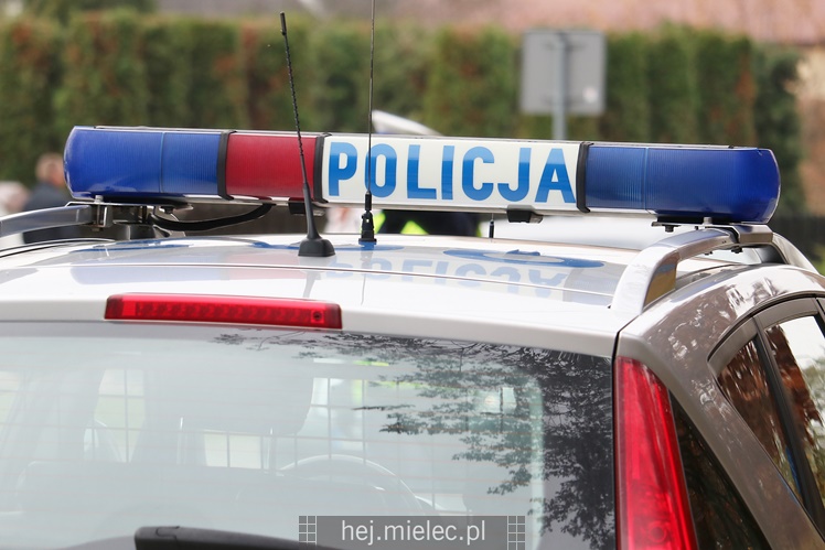 Spokojna uroczystość Wszystkich Świętych w Mielcu. Na cmentarzach tłumy, na drogach korki