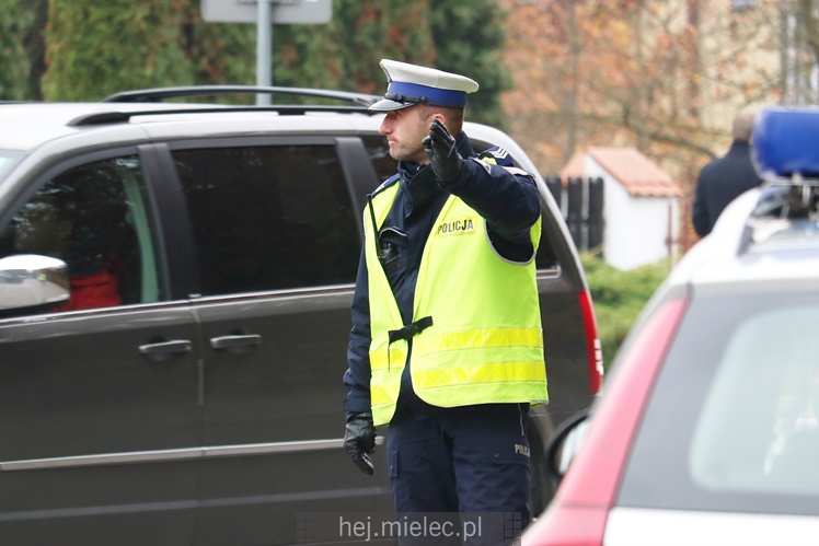 Spokojna uroczystość Wszystkich Świętych w Mielcu. Na cmentarzach tłumy, na drogach korki