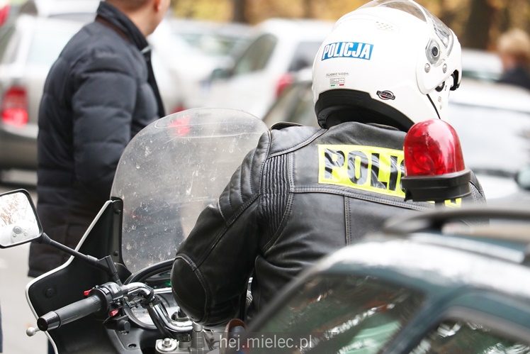 Spokojna uroczystość Wszystkich Świętych w Mielcu. Na cmentarzach tłumy, na drogach korki