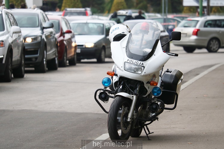 Spokojna uroczystość Wszystkich Świętych w Mielcu. Na cmentarzach tłumy, na drogach korki