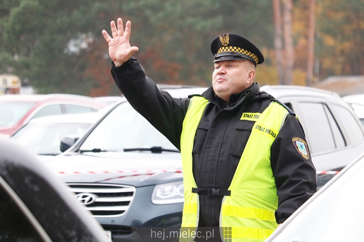 Spokojna uroczystość Wszystkich Świętych w Mielcu. Na cmentarzach tłumy, na drogach korki