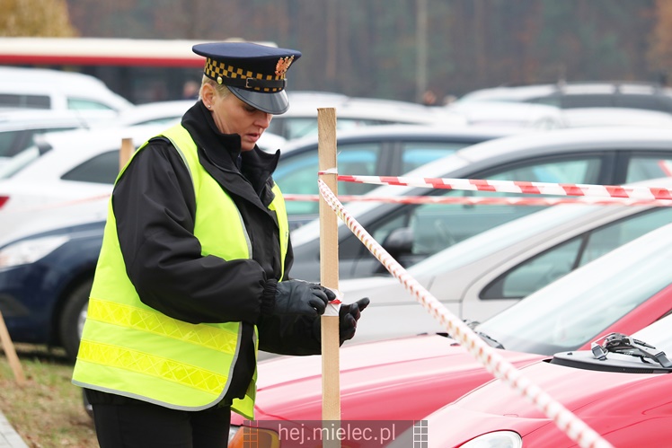 Spokojna uroczystość Wszystkich Świętych w Mielcu. Na cmentarzach tłumy, na drogach korki