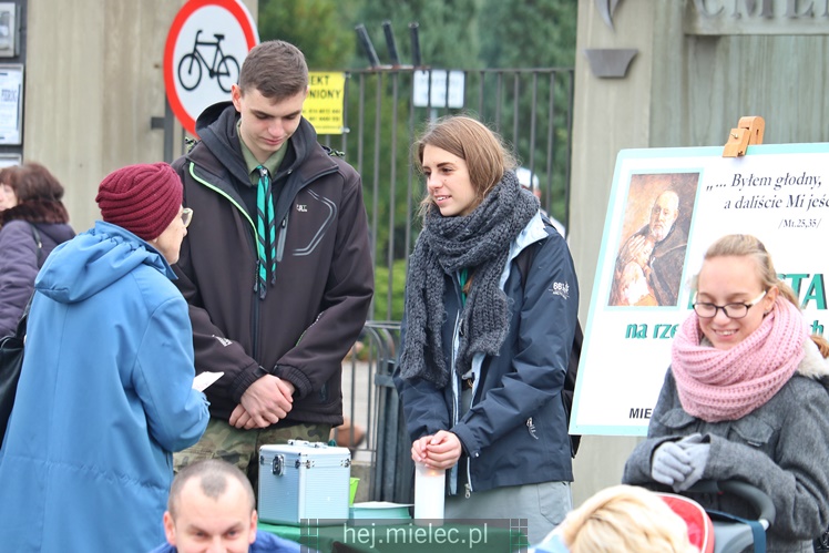Spokojna uroczystość Wszystkich Świętych w Mielcu. Na cmentarzach tłumy, na drogach korki
