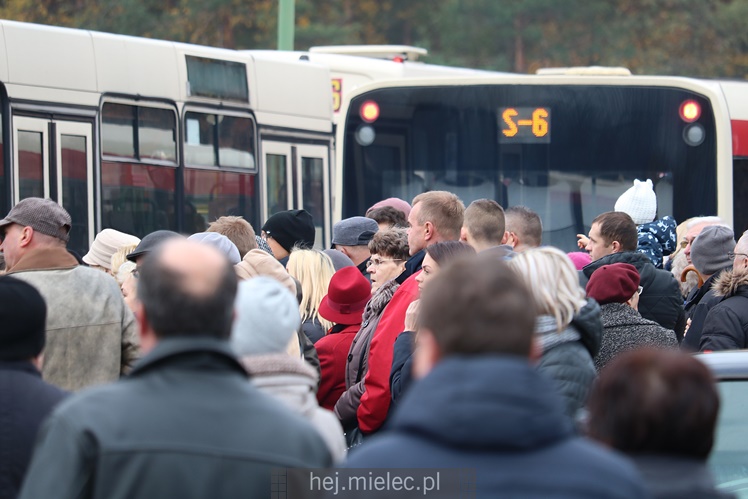 Spokojna uroczystość Wszystkich Świętych w Mielcu. Na cmentarzach tłumy, na drogach korki