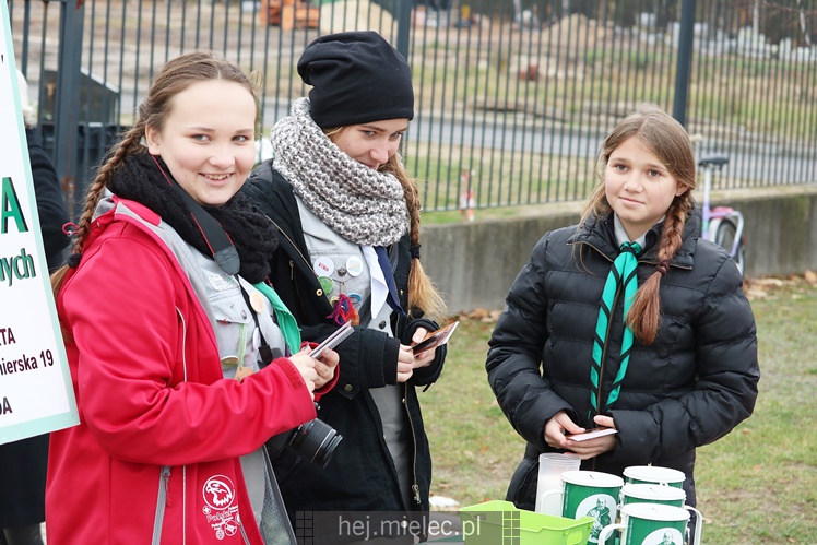 Spokojna uroczystość Wszystkich Świętych w Mielcu. Na cmentarzach tłumy, na drogach korki