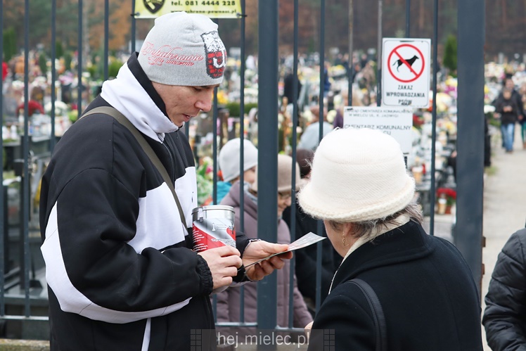 Spokojna uroczystość Wszystkich Świętych w Mielcu. Na cmentarzach tłumy, na drogach korki