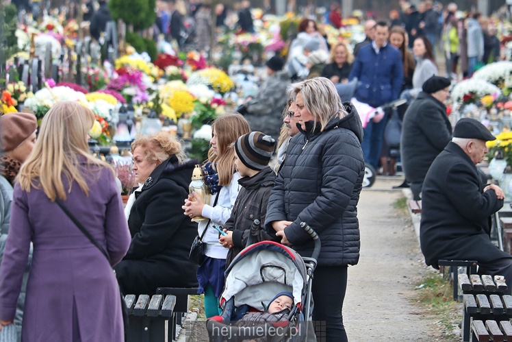 Spokojna uroczystość Wszystkich Świętych w Mielcu. Na cmentarzach tłumy, na drogach korki