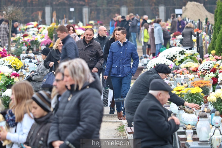 Spokojna uroczystość Wszystkich Świętych w Mielcu. Na cmentarzach tłumy, na drogach korki