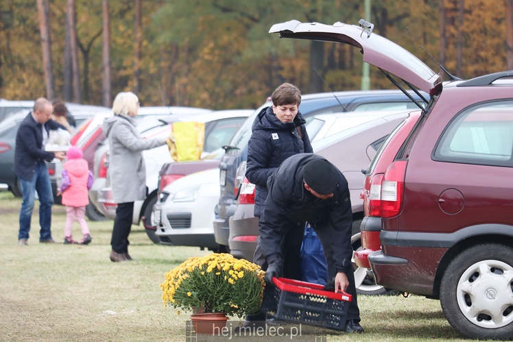 Spokojna uroczystość Wszystkich Świętych w Mielcu. Na cmentarzach tłumy, na drogach korki
