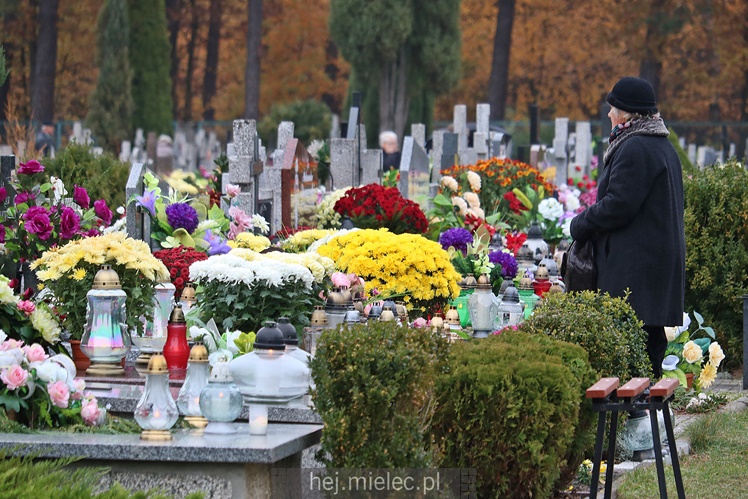 Spokojna uroczystość Wszystkich Świętych w Mielcu. Na cmentarzach tłumy, na drogach korki