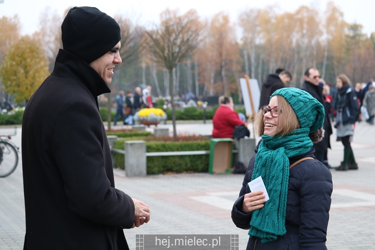 Spokojna uroczystość Wszystkich Świętych w Mielcu. Na cmentarzach tłumy, na drogach korki