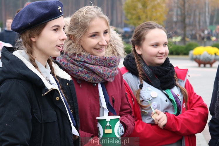 Spokojna uroczystość Wszystkich Świętych w Mielcu. Na cmentarzach tłumy, na drogach korki