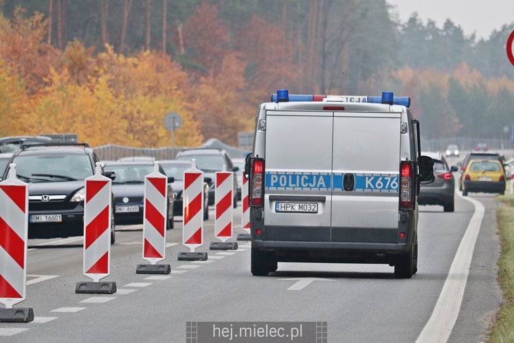 Spokojna uroczystość Wszystkich Świętych w Mielcu. Na cmentarzach tłumy, na drogach korki