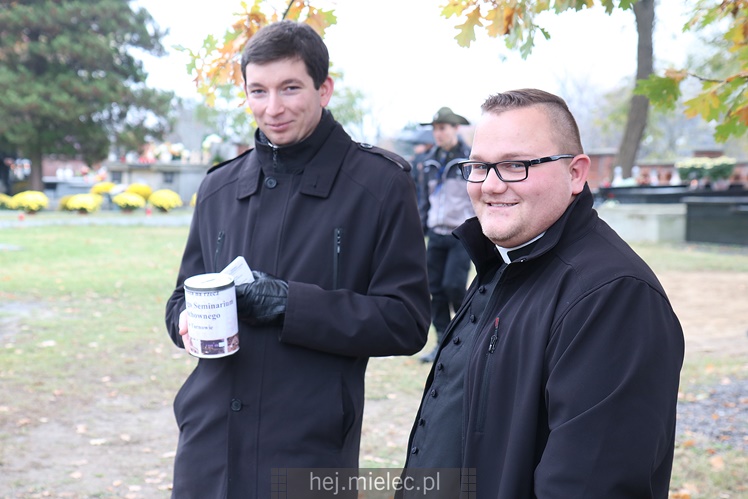 Spokojna uroczystość Wszystkich Świętych w Mielcu. Na cmentarzach tłumy, na drogach korki