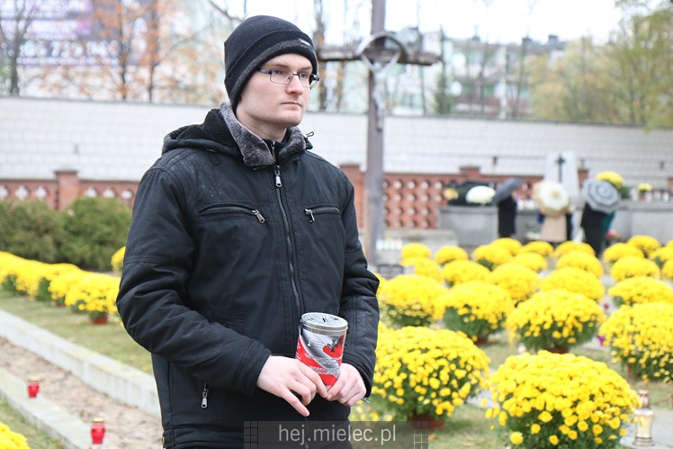 Spokojna uroczystość Wszystkich Świętych w Mielcu. Na cmentarzach tłumy, na drogach korki