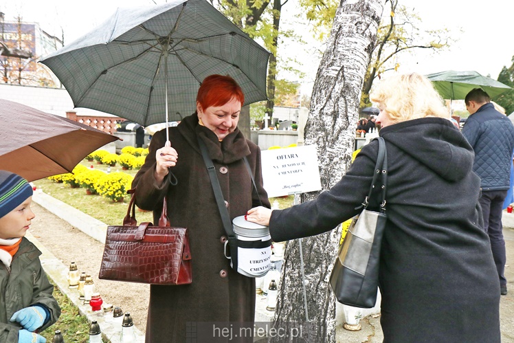 Spokojna uroczystość Wszystkich Świętych w Mielcu. Na cmentarzach tłumy, na drogach korki