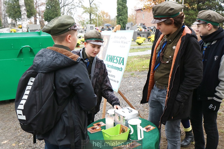 Spokojna uroczystość Wszystkich Świętych w Mielcu. Na cmentarzach tłumy, na drogach korki