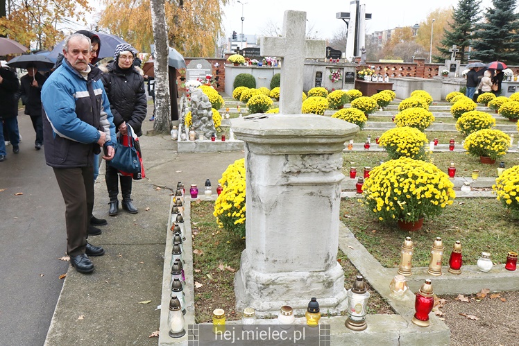 Spokojna uroczystość Wszystkich Świętych w Mielcu. Na cmentarzach tłumy, na drogach korki
