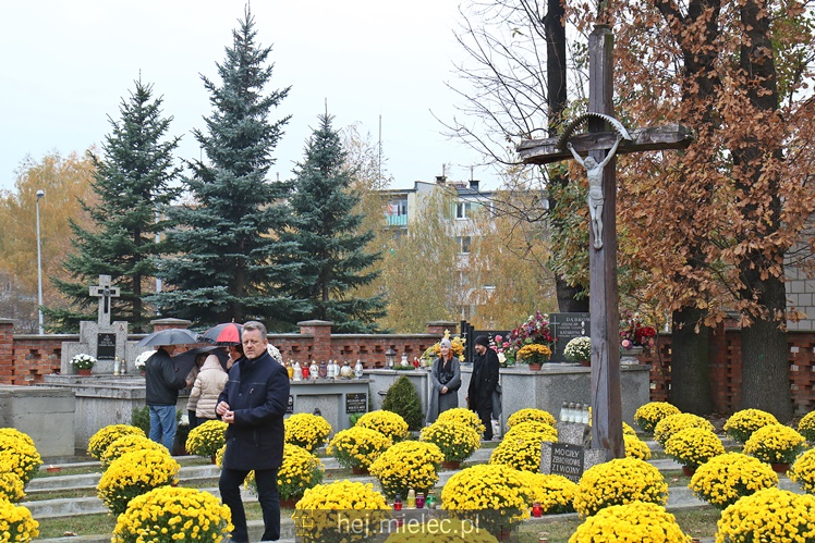 Spokojna uroczystość Wszystkich Świętych w Mielcu. Na cmentarzach tłumy, na drogach korki