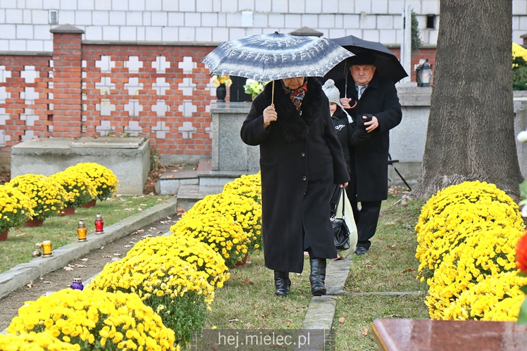 Spokojna uroczystość Wszystkich Świętych w Mielcu. Na cmentarzach tłumy, na drogach korki