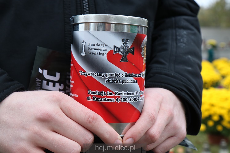 Spokojna uroczystość Wszystkich Świętych w Mielcu. Na cmentarzach tłumy, na drogach korki