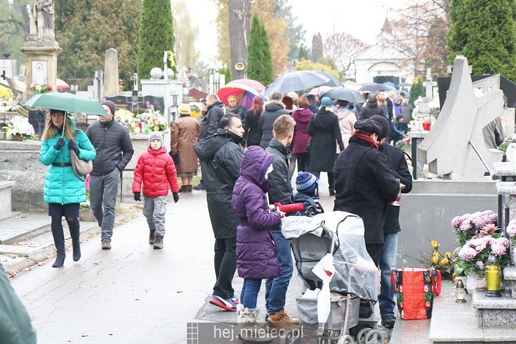 Spokojna uroczystość Wszystkich Świętych w Mielcu. Na cmentarzach tłumy, na drogach korki
