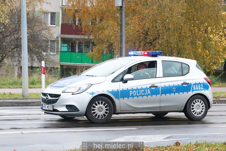 Spokojna uroczystość Wszystkich Świętych w Mielcu. Na cmentarzach tłumy, na drogach korki