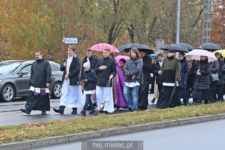 Spokojna uroczystość Wszystkich Świętych w Mielcu. Na cmentarzach tłumy, na drogach korki