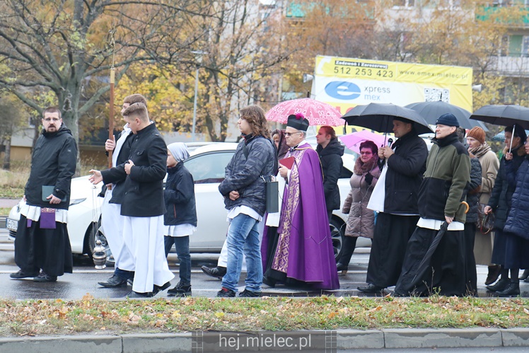 Spokojna uroczystość Wszystkich Świętych w Mielcu. Na cmentarzach tłumy, na drogach korki