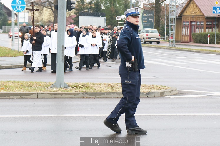 Spokojna uroczystość Wszystkich Świętych w Mielcu. Na cmentarzach tłumy, na drogach korki