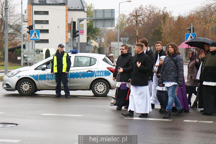 Spokojna uroczystość Wszystkich Świętych w Mielcu. Na cmentarzach tłumy, na drogach korki