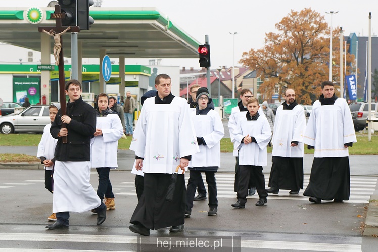 Spokojna uroczystość Wszystkich Świętych w Mielcu. Na cmentarzach tłumy, na drogach korki
