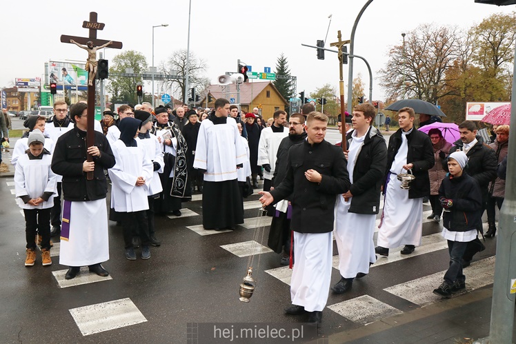 Spokojna uroczystość Wszystkich Świętych w Mielcu. Na cmentarzach tłumy, na drogach korki
