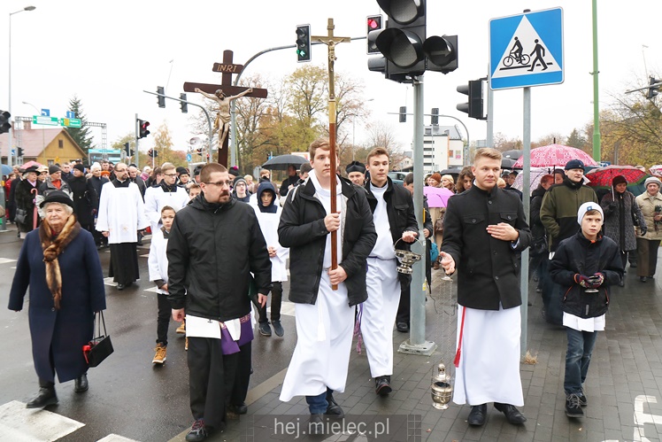 Spokojna uroczystość Wszystkich Świętych w Mielcu. Na cmentarzach tłumy, na drogach korki