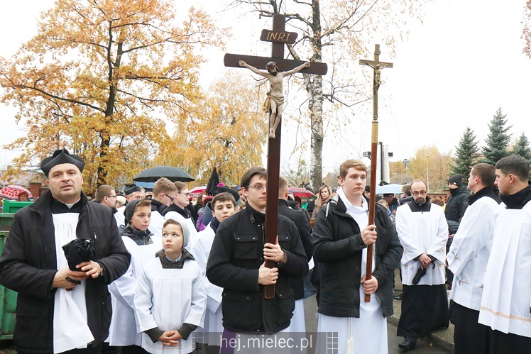 Spokojna uroczystość Wszystkich Świętych w Mielcu. Na cmentarzach tłumy, na drogach korki